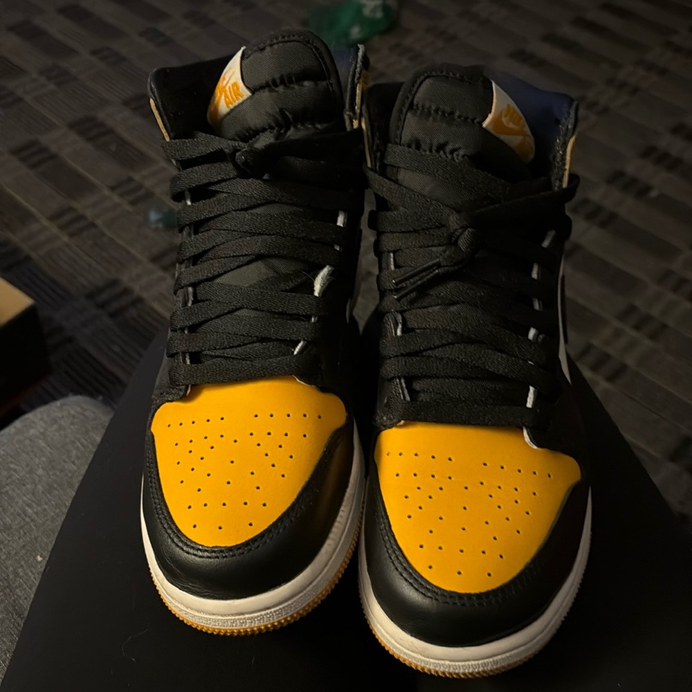 Jordan 1 yellow and black grade school 6.5